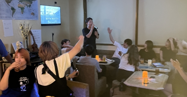 お客さん同士で歌う